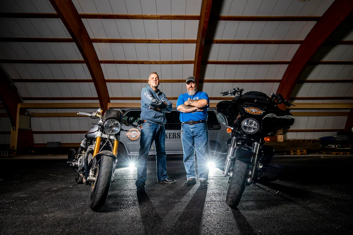 Die Base hatte es schwer. Zuerst kam Corona, dann verstarb Caviezels Geschäftspartner Chrigi Kessler (links) an Krebs. (Archiv) bikers base
